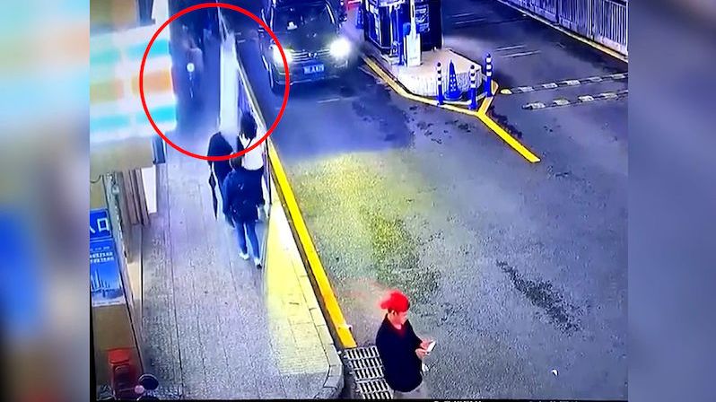 Na chodkyni v Číně spadla skleněná tabule, nehodu natočila kamera